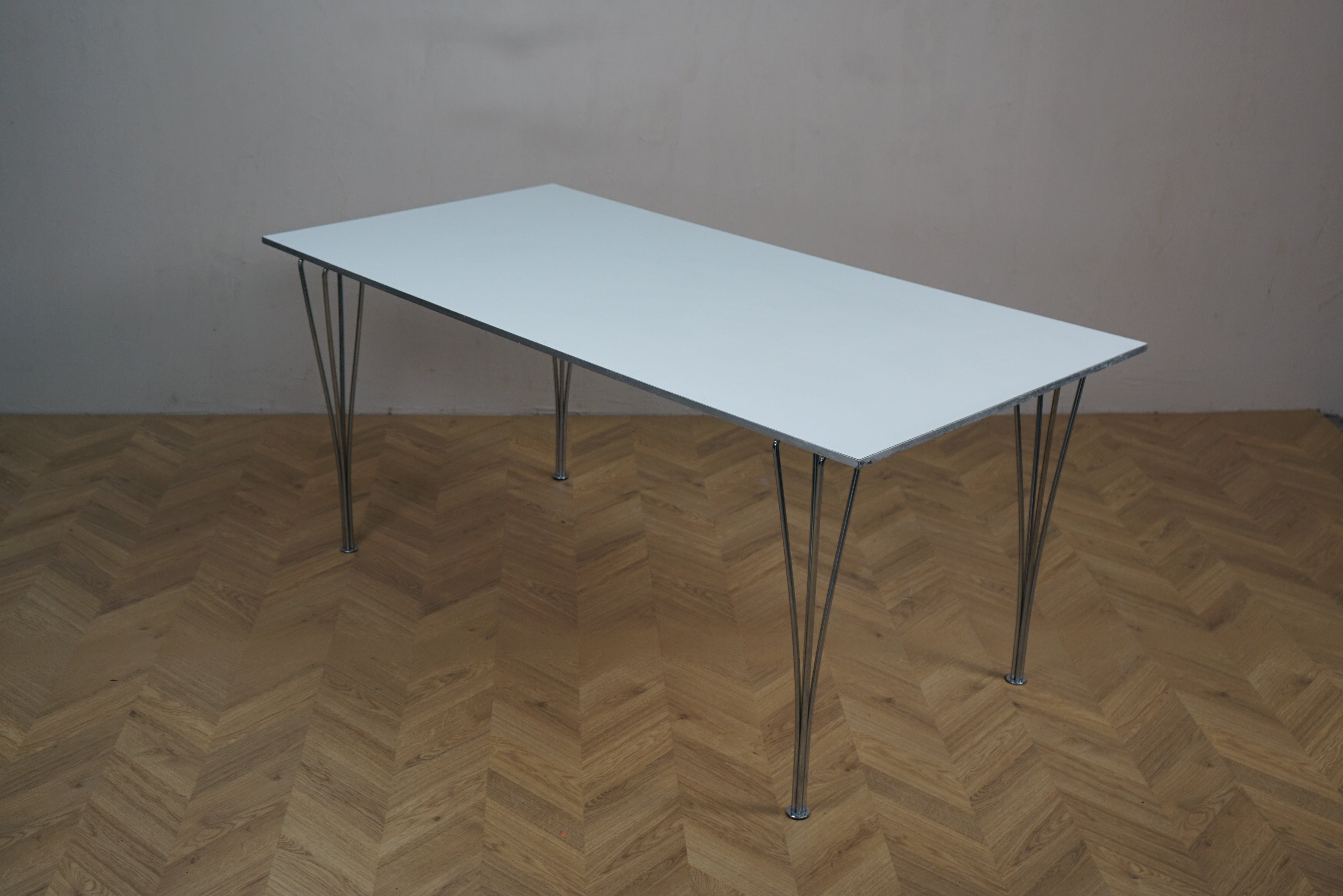 Fritz Hansen Piet Hein og Bruno Mathsson spisebord 160x80 i hvid laminat set fra skrå vinkel – elegant designbord med alu-kant og kromben.